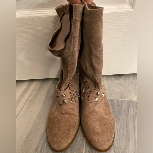 Tan leather cowboy boots. Lightly worn. Size: 7 - Picture 2 of 5